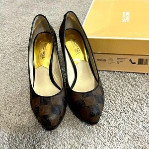 Michael Michael Kors platform pumps size 8